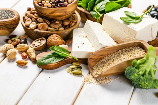 Seleção de fontes de proteína vegetal vegan - tofu, quinoa, espinafre, brócolis, chia, nozes e sementes — Fotografia de Stock