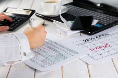 Vergi gün kavramı - hesap makinesi, takvim, vergi formu, eller