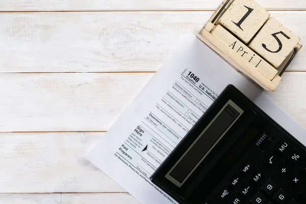 Φορολογική έννοια ημέρα - αριθμομηχανή, ημερολόγιο, φορολογικό έντυπο — Φωτογραφία Αρχείου