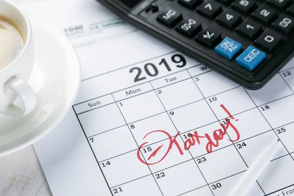 Belasting dag concept - rekenmachine, kalender, belastingformulier — Stockfoto