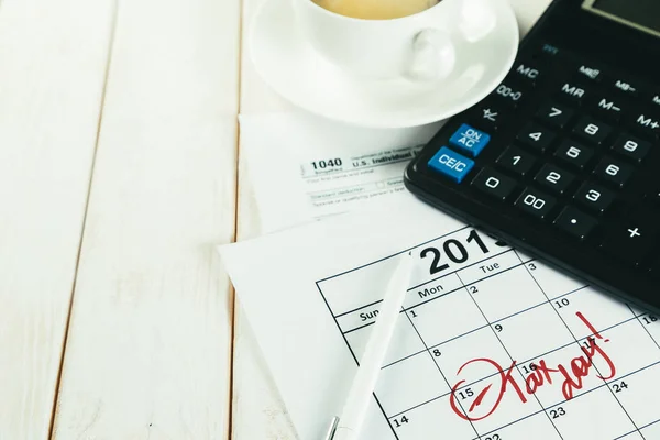 Концепция налогового дня - калькулятор, календарь, налоговая форма — стоковое фото