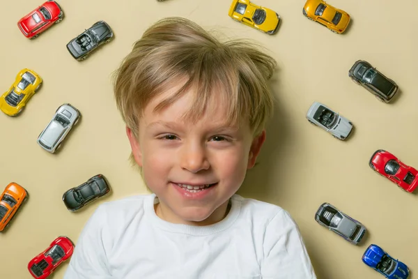 Młody chłopak z zabawkami kolorowy mały samochód — Zdjęcie stockowe