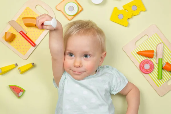 Bambino Sorridente Con Cibo Ingredienti Giocattoli Legno Bambini Sano Concetto — Foto Stock