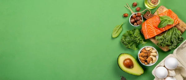 Concepto de dieta Keto - salmón, aguacate, huevos, nueces y semillas — Foto de Stock