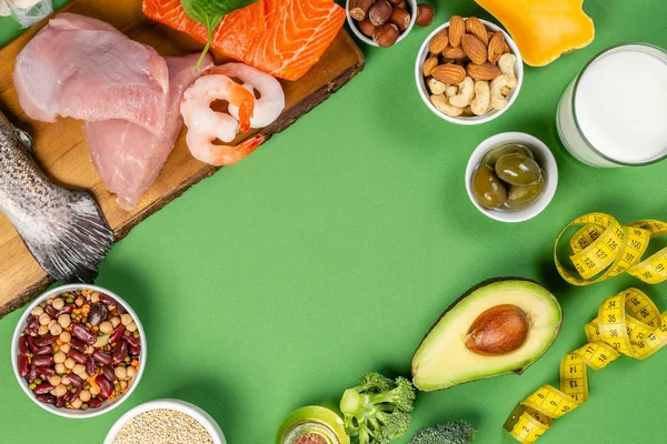 Mediterrán étrend koncepció - hús, hal, gyümölcsök és zöldségek — Stock Fotó