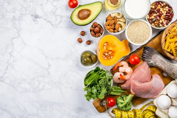 Conceito de dieta mediterrânica - carne, peixe, frutas e legumes — Fotografia de Stock