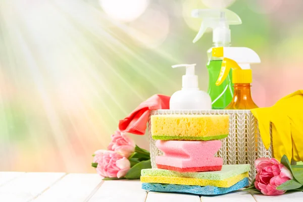 Concetto di pulizia primaverile - prodotti per la pulizia, guanti — Foto Stock