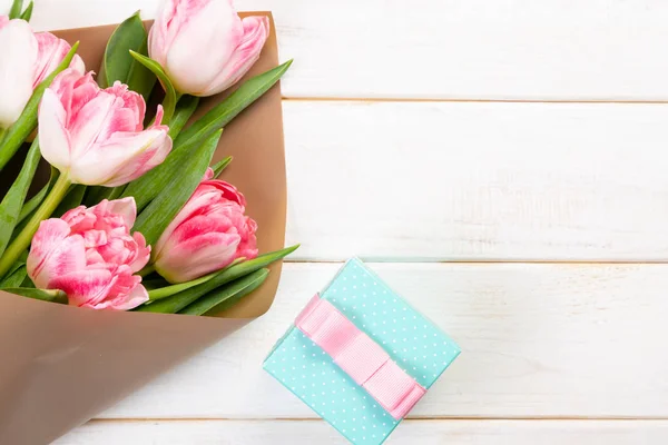 Conceito de dia de mães - flores, presente, calendário — Fotografia de Stock