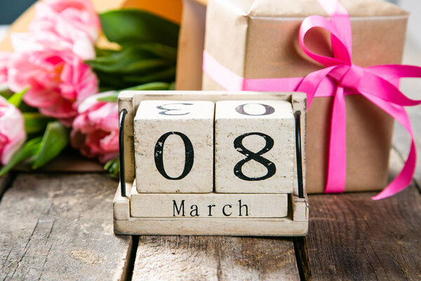 Концепция женского дня - календарь 8 марта, подарок, цветы
