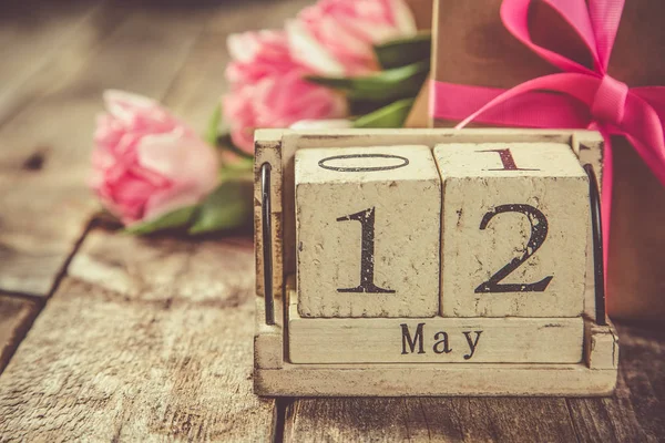 Concepto del día de las madres - flores, presente, calendario —  Fotos de Stock