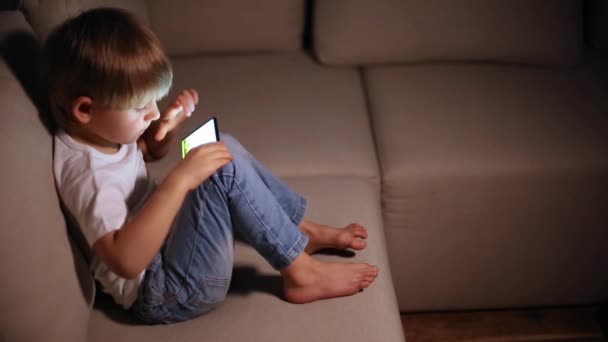 Menino brincando com telefone inteligente — Vídeo de Stock