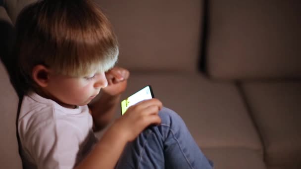 Jongen spelen met smartphone — Stockvideo