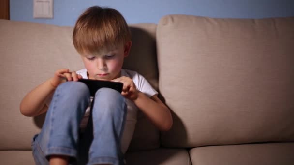 Niño jugando con el teléfono inteligente — Vídeos de Stock