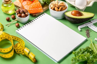 Keto diyet kavramı - somon, avokado, yumurta, fındık ve tohumlar