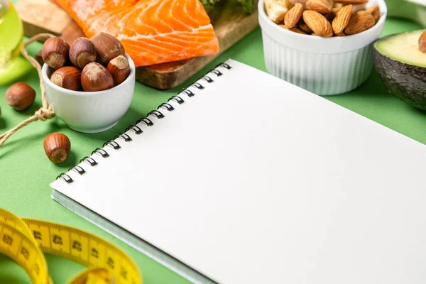 Conceito de dieta de ceto - salmão, abacate, ovos, nozes e sementes — Fotografia de Stock