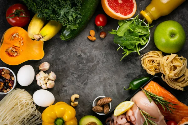 Dengeli beslenme kavramı - taze et, balık, makarna, meyve ve sebzeler, fındık, tohum — Stok fotoğraf
