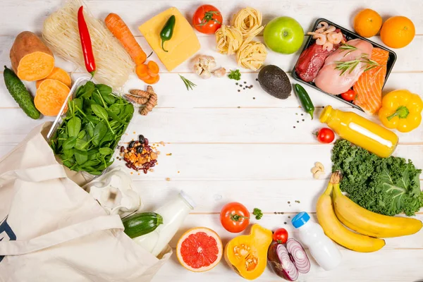 Conceito de dieta equilibrada - carne fresca, peixe, macarrão, frutas e legumes, nozes, sementes — Fotografia de Stock