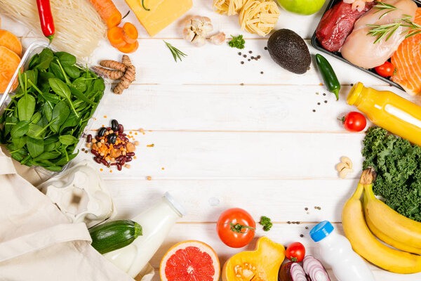 Концепция сбалансированного питания - свежее мясо, рыба, макароны, фрукты и овощи, орехи, семена
