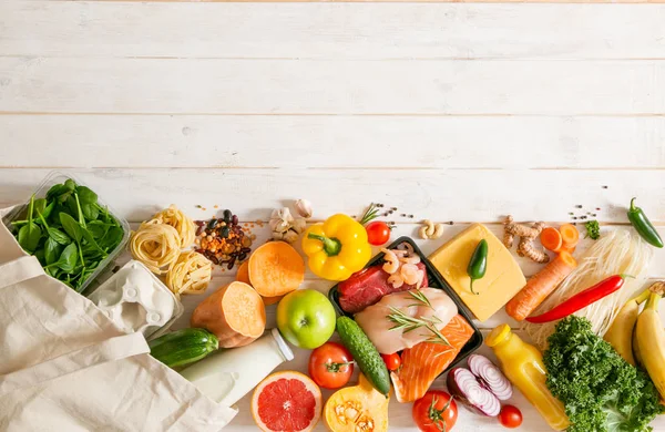 Concepto de dieta equilibrada: carne fresca, pescado, pasta, frutas y verduras, nueces, semillas —  Fotos de Stock