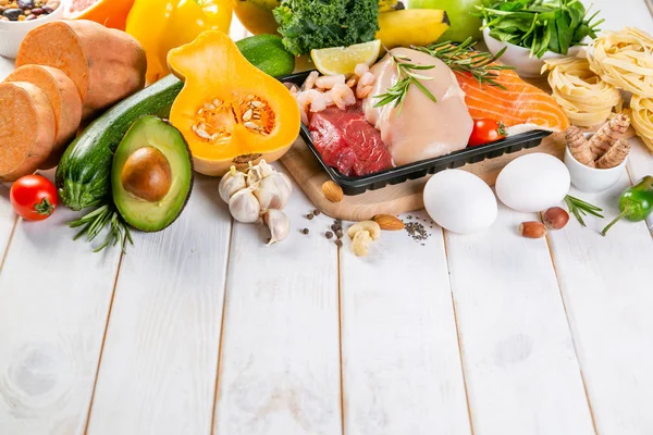Kiegyensúlyozott étrend-fogalom - a friss hús, hal, tészta, gyümölcsök és zöldségek, diófélék, magvak — Stock Fotó