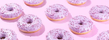 Pembe bir arka plan üzerinde Pimk çörek