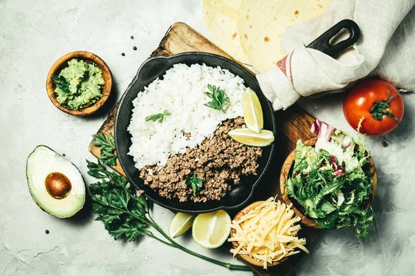 Mexikói élelmiszer - burrito és -összetevők — Stock Fotó