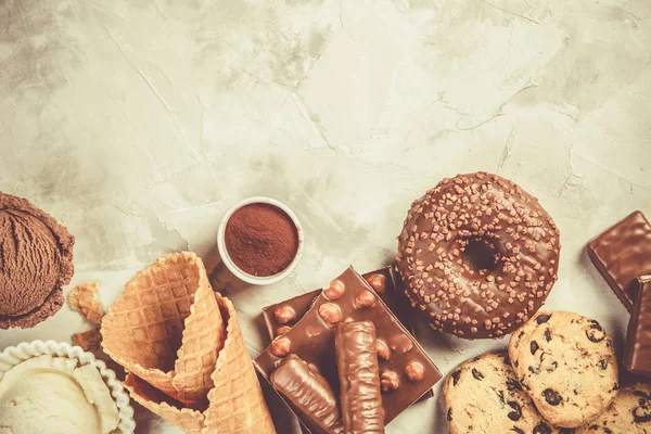 La selección de dulces de chocolate - donut, helado, galletas — Foto de Stock