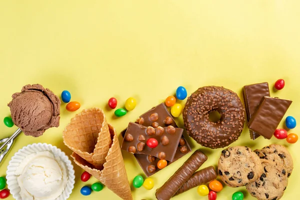 Вибір барвистих цукерок - шоколад, пончики, печиво, льодяники, морозиво — стокове фото