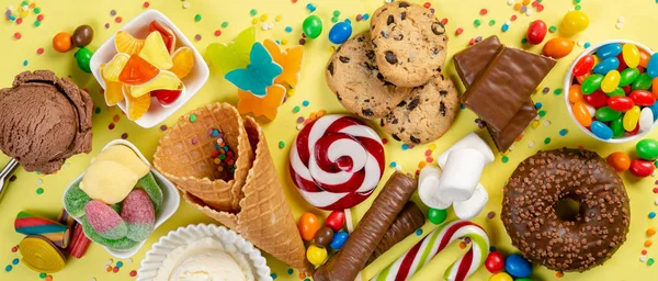 五颜六色的糖果选择-巧克力, 甜甜圈, 饼干, 棒棒糖, 冰淇淋 — 图库照片