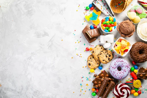 Selección de dulces de colores - chocolate, donas, galletas, piruletas, helados —  Fotos de Stock