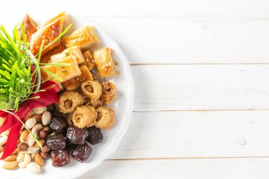 Nevruz tatil kavramı - çimen, baklava tatlılar, fındık ve tohumlar