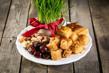 Nevruz tatil kavramı - çimen, baklava tatlılar, fındık ve tohumlar