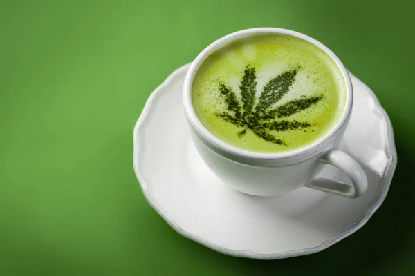 Cannabis Matcha Tea Latte auf grünem Hintergrund — Stockfoto