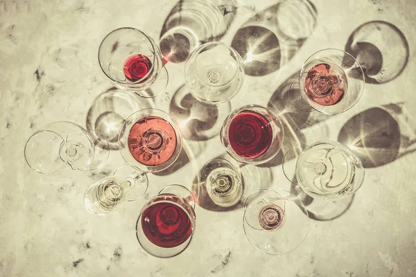 Vinprovning koncept - glas med olika vin på marmor bakgrund — Stockfoto