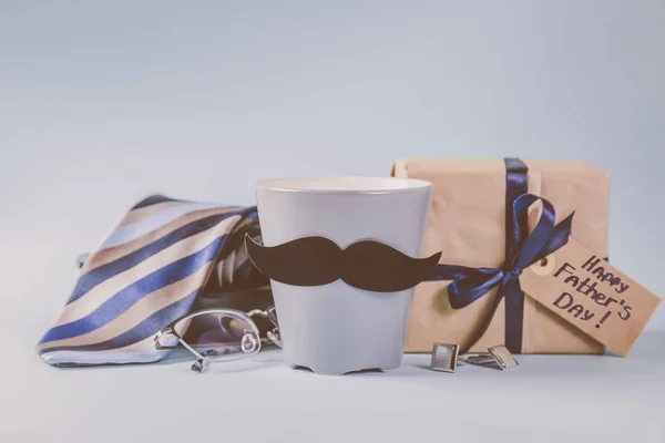 Otcové den koncept - současnost, káva, kravata, knír — Stock fotografie