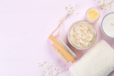Spa konsept - havlu, tuz, pembe bir arka plan üzerine de mum