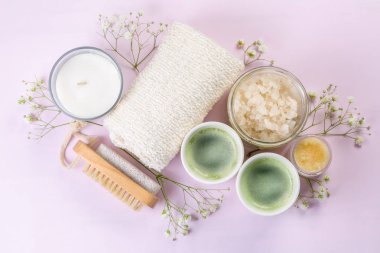 Spa konsept - havlu, tuz, pembe bir arka plan üzerine de mum