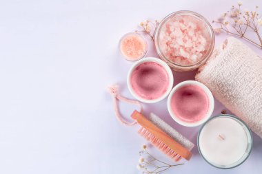 Spa konsept - havlu, tuz, pembe bir arka plan üzerine de mum