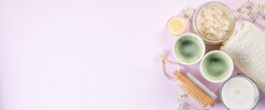 Spa konsept - havlu, tuz, pembe bir arka plan üzerine de mum