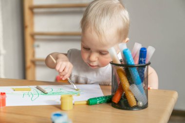 Yürümeye başlayan çocuk kız içinde anaokulu boyama