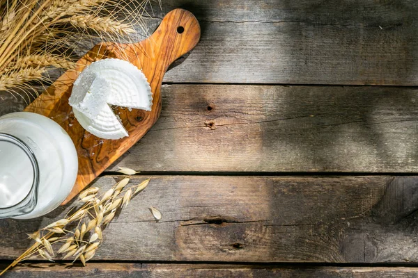 Conceito de Shavout - grãos, leite e queijo sobre fundo de madeira — Fotografia de Stock