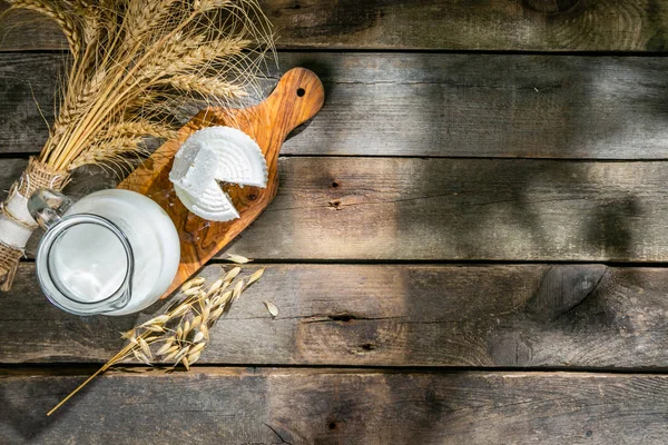 Hackschnitzelkonzept - Getreide, Milch und Käse auf Holz-Hintergrund — Stockfoto