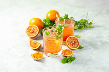 Kanlı portakal suyu ve malzemeler