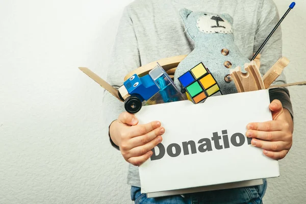 Concepto de donación - caja de sujeción de niño con juguetes para donación — Foto de Stock