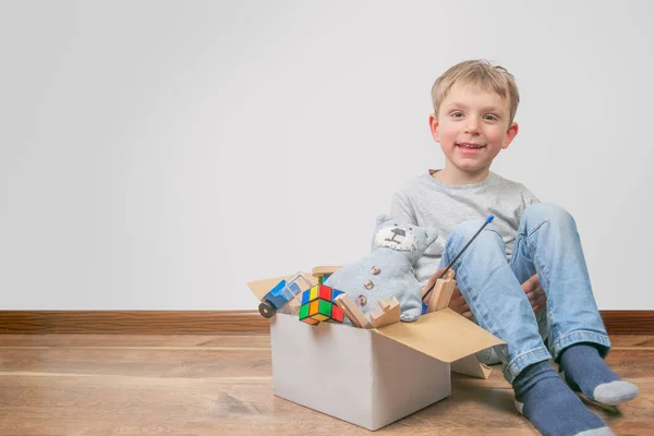 Concetto di donazione - scatola contenente giocattoli per la donazione — Foto Stock