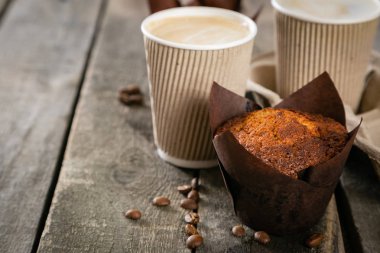 Üzerinde tahta arka plan ile kek kahve