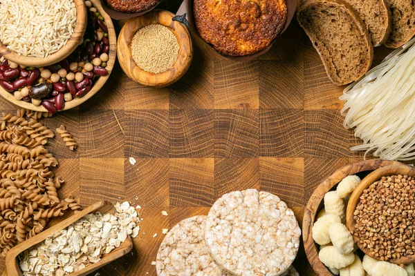 グルテン自由な食事療法コンセプト - グルテン不耐症を持つ人々 のため穀物や炭水化物の選択 — ストック写真