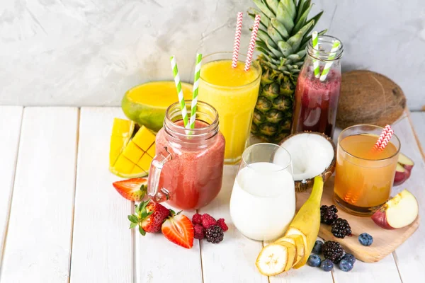 Seleção de smoothies coloridos em copos com ingredientes — Fotografia de Stock