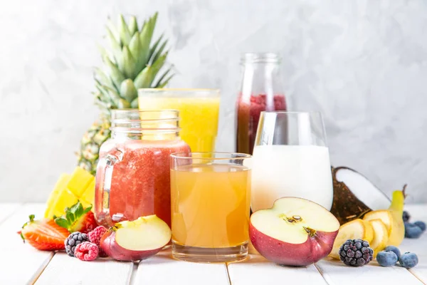 Urval av färgglada smoothies i glas med ingredienser — Stockfoto