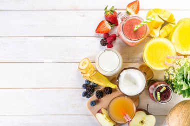 Malzemelerle bardaklarda renkli smoothies yelpazesi